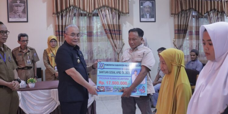 TERUS PASTIKAN MASYARAKATNYA BISA HIDUP LAYAK, BUPATI HSS KEMBALI SALURKAN BANTUAN SOSIAL RUMAH SEJAHTERA