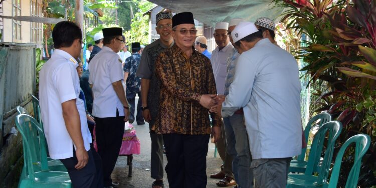 BUPATI HSS BERTAKZIAH KE RUMAH DUKA HJ. MARAWIYAH BINTI H. BASERI