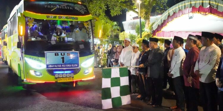 LEPAS JAMAAH CALON HAJI, BUPATI BERPESAN AGAR JAMAAH TETAP DISIPLIN, SABAR, DAN JAGA KESEHATAN