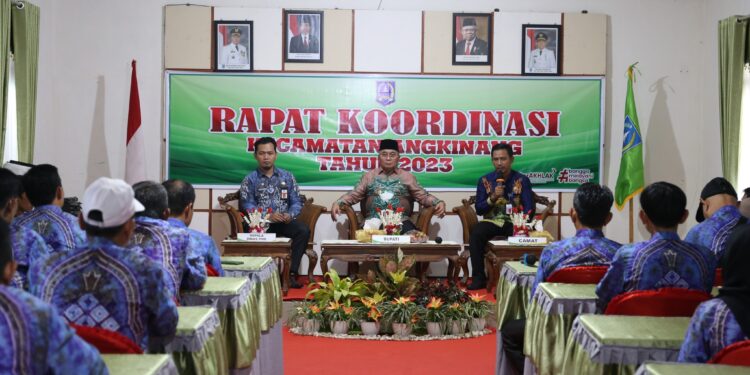 BUPATI HSS SAMPAIKAN HARAPAN AGAR MAKSIMAL DALAM MELAYANI MASYARAKAT PADA RAKOR KECAMATAN ANGKINANG