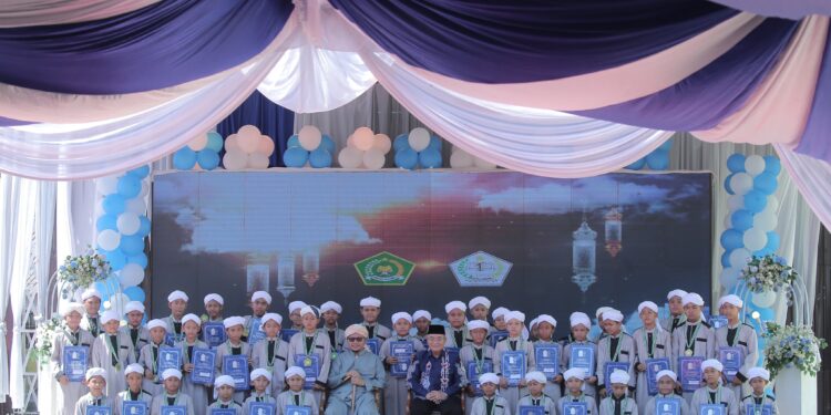 H. ACHMAD FIKRY APRESIASI WISUDA SANTRI-SANTRIWATI MDT SE-KABUPATEN HSS YANG DI GELAR KOMPLEKS PONPES DALPA KANDANGAN