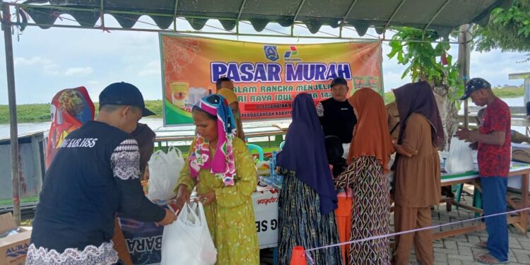 ANTUSIASME WARGA DESA TANJUNG SELOR, DAHA BARAT SAMBUT PASAR MURAH