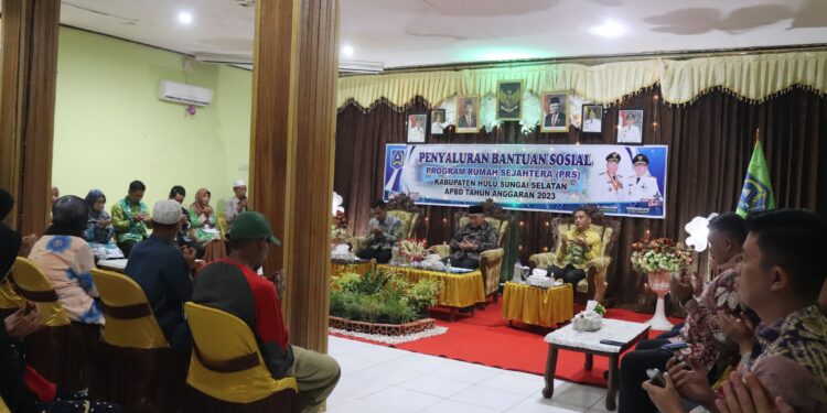 34 KPM DI KECAMATAN KALUMPANG DAN SIMPUR TERIMA BANTUAN RUMAH SEJAHTERA