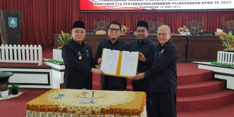 DPRD & PEMKAB HSS SETUJUI RANPERDA TENTANG PERTANGGUNGJAWABAN PELAKSANAAN APBD TA 2022