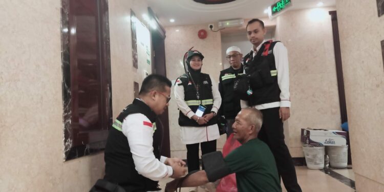 TENAGA KESEHATAN HAJI KLOTER MELAKUKAN VISITASI KEPADA JEMAAH HAJI KAB. HSS DAN BATOLA