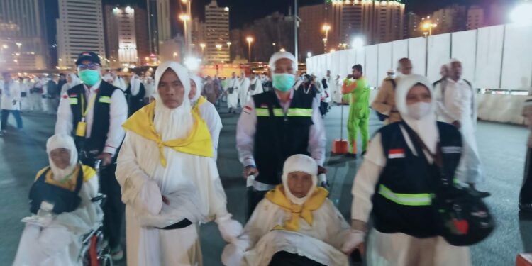 PETUGAS KLOTER BANTU DAMPINGI JEMAAH HAJI LANSIA TERTUA ASAL HSS