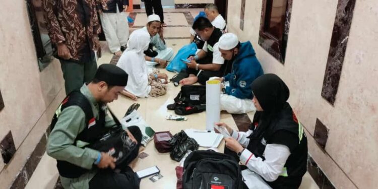 PANTAU KONDISI KESEHATAN JEMAAH, TIM KKHK RUTIN LAKUKAN VISITASI