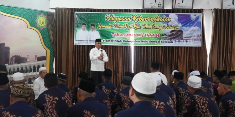 LEPAS JAMAAH CALON HAJI, BUPATI BERPESAN AGAR JAMAAH TETAP DISIPLIN, SABAR, DAN JAGA KESEHATAN