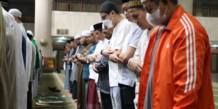 PEMKAB HSS LAKSANAKAN SHOLAT SUBUH BERJAMAAH DI MASJID MEGAH ISLAMIC CENTER SAMARINDA