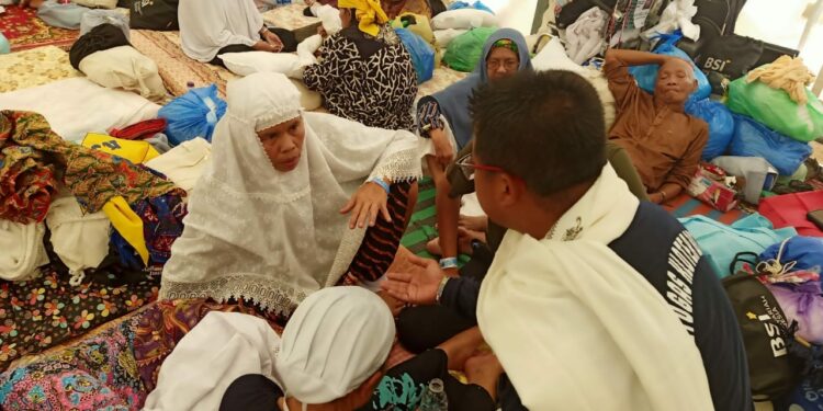 TIM KESEHATAN TERUS MEMANTAU KONDISI JEMAAH HAJI KHUSUS LANSIA