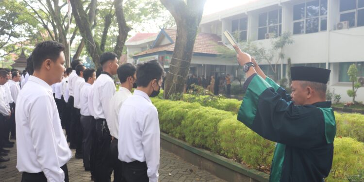 835 PEJABAT FUNGSIONAL LINGKUP PEMKAB HSS DIAMBIL SUMPAHNYA, BUPATI HSS TEGASKAN ASN UNTUK DISIPLIN