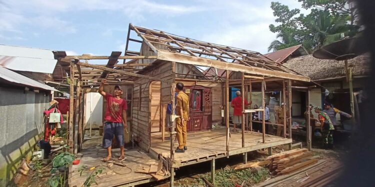 GOTONG ROYONG PEMBONGKARAN RUMAH WARGA DI DESA ANGKINANG