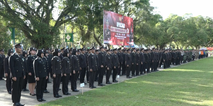 ATRAKSI AEROMODELING, PENCAK SILAT & SAFETY RIDING WARNAI HUT BHAYANGKARA KE-77 OLEH POLRES HSS