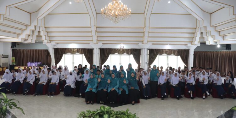 JAUHI NARKOBA & CEGAH PERNIKAHAN DINI, TP PKK KAB HSS BERIKAN PEMBINAAN TERHADAP PARA PELAJAR DI KAB HSS