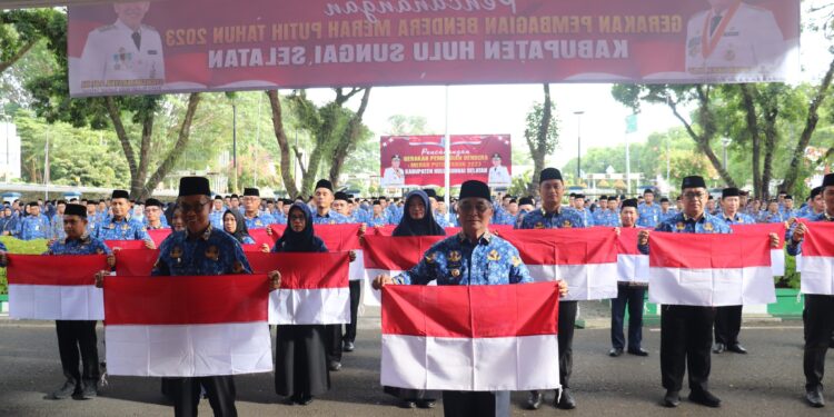 PEMKAB HSS LAKSANAKAN PENCANANGAN GERAKAN PEMBAGIAN DAN PENGIBARAN BENDERA MERAH PUTIH PADA APEL HARI KESADARAN NASIONAL