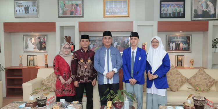 BUPATI HSS TERIMA TAMU DARI MAN 1 BANJARMASIN