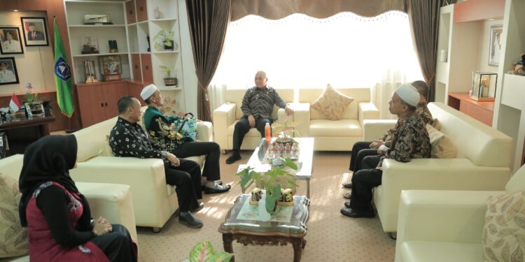 BUPATI HSS TERIMA SILATURAHMI DARI PERWAKILAN SMAN 1 KANDANGAN DENGAN PENUH KEKELUARGAAN DAN KEAKRABAN