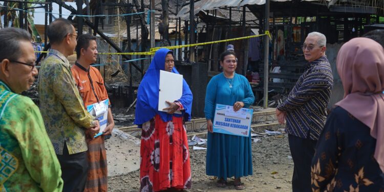 BUPATI HSS SERAHKAN SANTUNAN KEBAKARAN