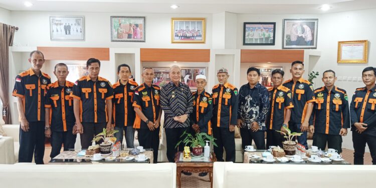 BUPATI H. ACHMAD FIKRY SAMBUT HANGAT TIM RELAWAN DAHA