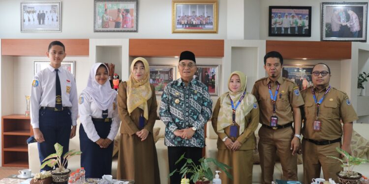 BUPATI HSS TERIMA KUNJUNGAN DARI SMPN 1 KANDANGAN