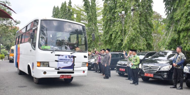 BUPATI H. ACHMAD FIKRY LEPAS KAFILAH MTQ KAB. HSS TINGKAT PROVINSI KALSEL