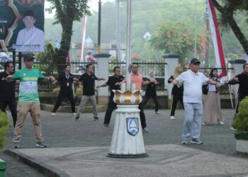 BUPATI HSS H. ACHMAD FIKRY PRAKTIKKAN GAYA HIDUP SEHAT DENGAN JALAN KAKI DAN SENAM DI HALAMAN SEKRETARIAT DAERAH KAB. HSS.