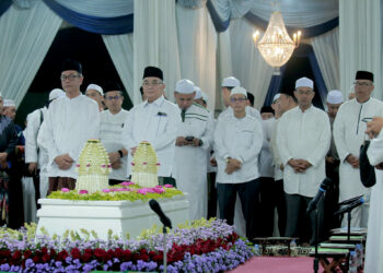 BUPATI HSS DAN JAJARANNYA SERTA SELURUH RELAWAN YANG HADIR TETAP KHIDMAT IKUTI PERINGATAN HAUL KE 2 GURU KAPUH MESKI DIGUYUR HUJAN