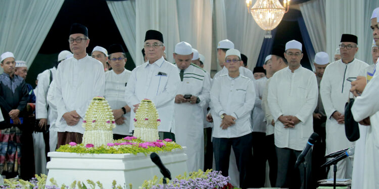 BUPATI HSS DAN JAJARANNYA SERTA SELURUH RELAWAN YANG HADIR TETAP KHIDMAT IKUTI PERINGATAN HAUL KE 2 GURU KAPUH MESKI DIGUYUR HUJAN