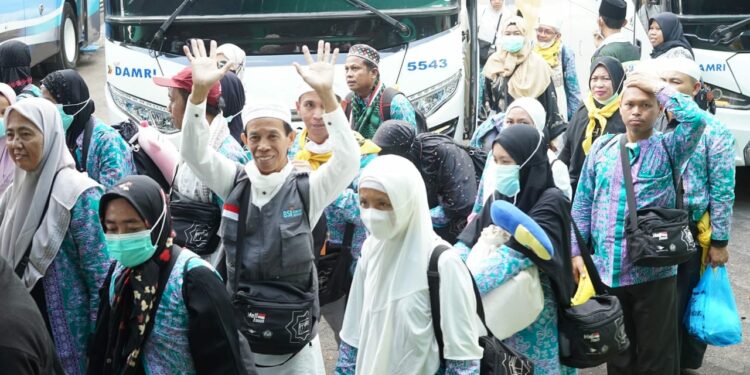 JAMAAH HAJI KLOTER 10 EMBARKASI BANJARMASIN KABUPATEN HULU SUNGAI SELATAN TIBA DARI TANAH SUCI