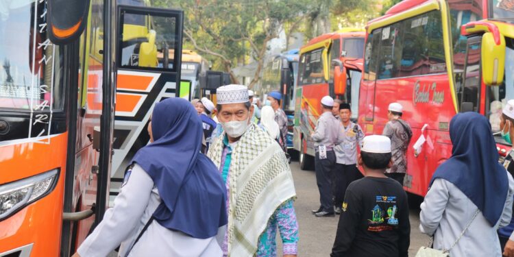 DALAM KEHANGATAN DAN SYUKUR, JAMAAH HAJI KLOTER 10 EMBARKASI BANJARMASIN KABUPATEN HULU SUNGAI SELATAN TIBA DI PENDOPO BUPATI