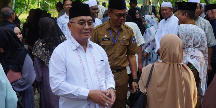 BUPATI HSS HADIRI PROSESI PEMAKAMAN ALMARHUMAH HJ. MARDIANA BINTI H. MAKSUM