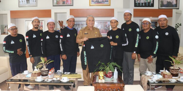 BUPATI HARAPKAN FKRMT SELALU BERKOMUNIKASI AKTIF DENGAN PEMKAB HSS DALAM BERBAGAI KEGIATAN KEAGAMAAN