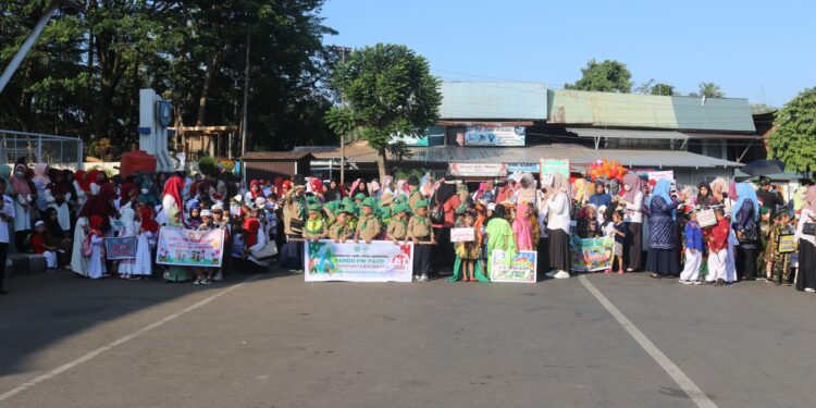 SEMARAK PAWAI KARNAVAL DI KANDANGAN SAMBUT HARI ANAK NASIONAL