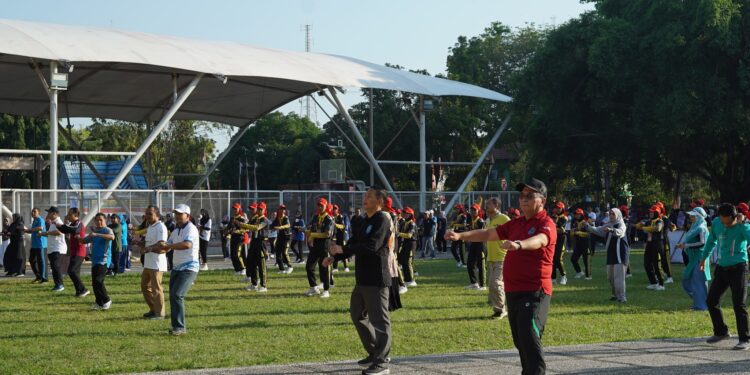 CIPTAKAN BUDAYA HIDUP SEHAT, BUPATI HSS LAKUKAN SENAM BERSAMA JAJARAN PERANGKAT DAERAH