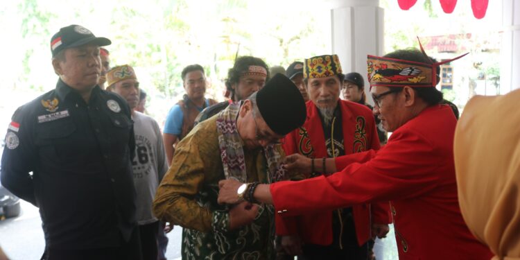 BUPATI BUKA MUSYAWARAH DAERAH DEWAN ADAT DAYAK HULU SUNGAI SELATAN TAHUN 2023