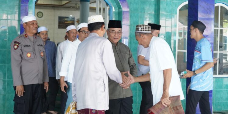 BUPATI HSS BESERTA JAJARAN LAKSANAKAN SHOLAT JUM’AT DI MASJID AL-AMAN ANGKINANG
