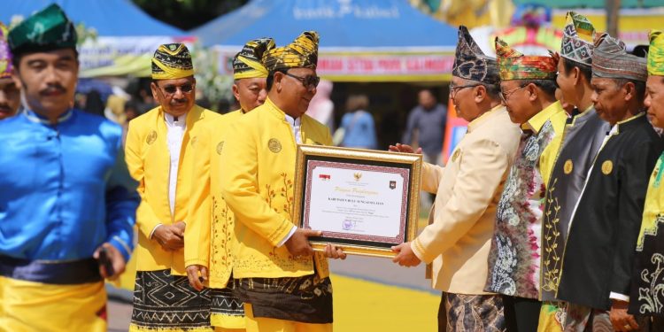 HADIRI PUNCAK HARI JADI PROVINSI, BUPATI HSS BOYONG PENGHARGAAN TERBAIK SE-KALSEL