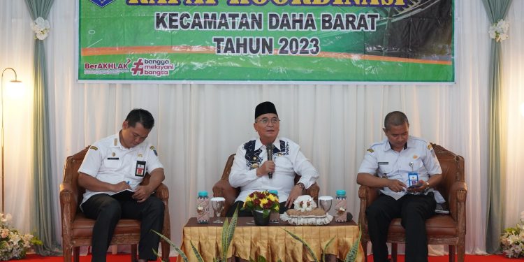 BERIKAN PEMBINAAN DI KECAMATAN DAHA BARAT, BUPATI HSS INGIN PEMERINTAH MAKSIMAL MELAYANI MASYARAKAT