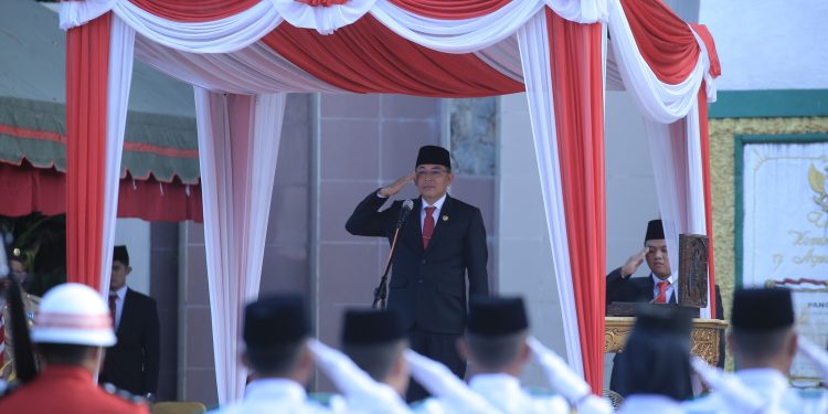 DIRGAHAYU REPUBLIK INDONESIA KE 78, UPACARA PENURUNAN BENDERA MERAH PUTIH DI KAB. HSS PENUH KHIDMAT