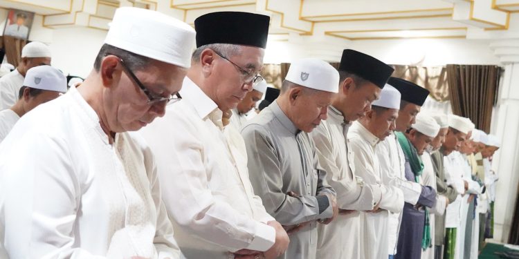 PEMERINTAH DAERAH KAB. HULU SUNGAI SELATAN GELAR SHALAT HAJAT UNTUK PERINGATI HARI JADI PROVINSI KALIMANTAN SELATAN KE-73 DAN HUT KEMERDEKAAN RI KE-78