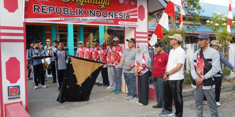 BERNOSTALGIA, BUPATI HSS IKUT GERAK JALAN SANTAI