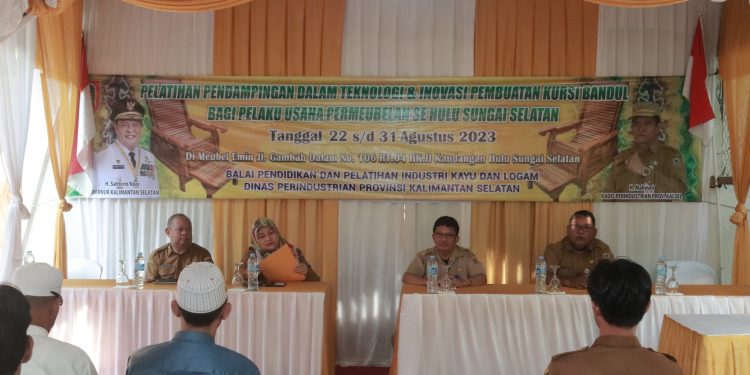 PEMBUKAAN PELATIHAN TEKNOLOGI DAN INOVASI PEMBUATAN KURSI BANDUL BAGI PELAKU USAHA PERMEUBELAN DI KAB. HULU SUNGAI SELATAN