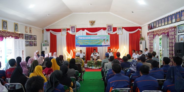 TINGKATKAN USAHA DAN PENDAPATAN MASYARAKAT, BUPATI HSS SERAHKAN BANSOS USAHA EKONOMI PRODUKTIF WILAYAH DAHA