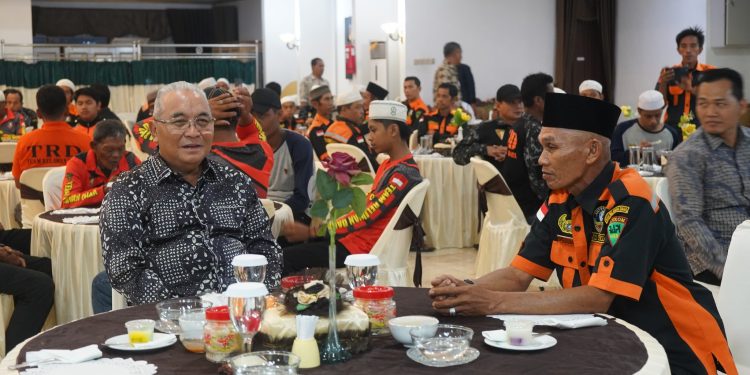 DIALOG DAN RAMAH TAMAH PERKUAT KEBERSAMAAN ANTARA BUPATI HSS BERSAMA TIM RELAWAN DAHA (TRD)