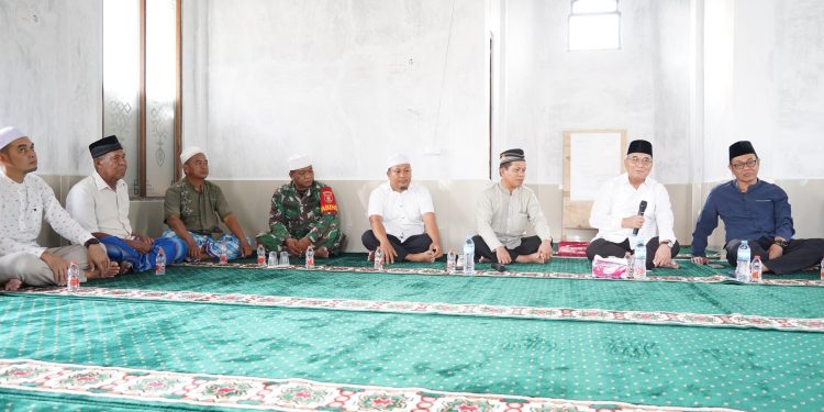 INGIN TINGKATKAN KUALITAS TEMPAT IBADAH, BUPATI HSS SERAHKAN DANA HIBAH UNTUK LANGGAR DARUSSYFA