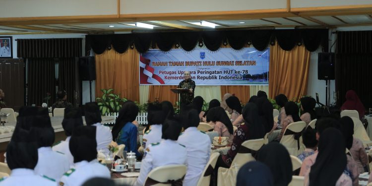 BUPATI HSS SAMPAIKAN RASA BANGGA DAN UCAPKAN TERIMAKASIH KEPADA PARA PETUGAS UPACARA PERINGATAN HUT RI KE 78 YANG SUDAH MENJALANKAN TUGAS DENGAN BAIK DAN SUKSES