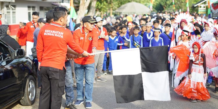 MERIAHKAN HARI KEMERDEKAAN KE-78 RI, KECAMATAN SUNGAI RAYA GELAR JALAN SEHAT DI LAPANGAN MTQ
