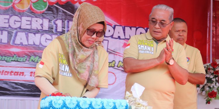 BUPATI HSS SALING BERTUKAR SAPA BERSAMA PARA ALUMNI PADA PUNCAK PERINGATAN HUT SMAN 1 KADANGAN