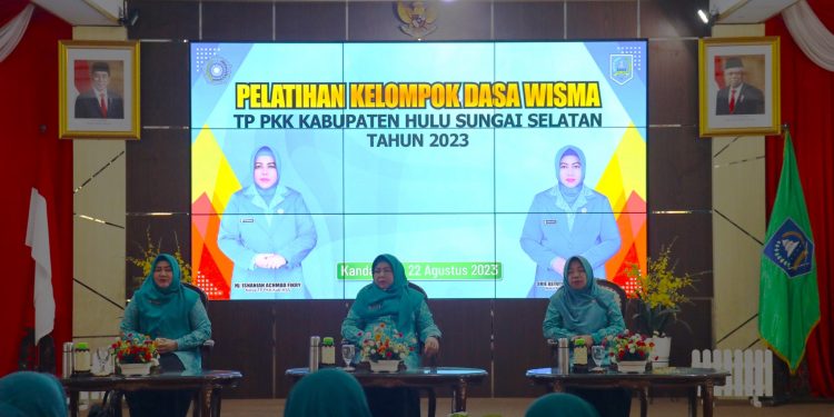 WUJUD PELAKSANAAN 10 PROGRAM POKOK PKK, HJ. ISNANIAH BUKA SECARA RESMI PELATIHAN KELOMPOK DASA WISMA
