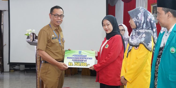SEBAGAI BENTUK PERHATIAN & MOTIVASI, PEMKAB HSS BERIKAN PENGHARGAAN TERHADAP 151 MAHASISWA BERPRESTASI